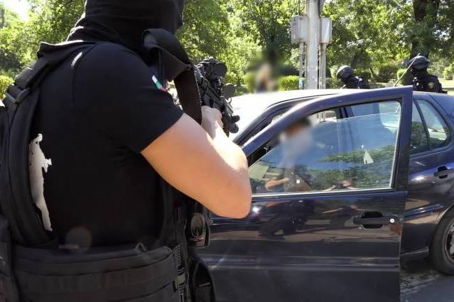 Служители на ГДБОП задържаха седем души за разпространение на стоки